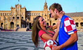 Rakitic hạnh phúc bên cô vợ Raquel.