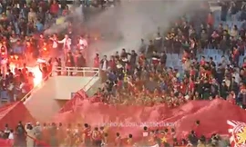 Khu vực khán đài D sân Mỹ Đình xuất hiện tình trạng đốt pháo sáng.