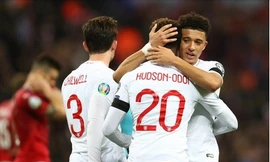 Chelsea muốn chiêu mộ Jadon Sancho (phải) trong hè 2020.