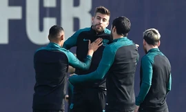 Pique định tẩn Suarez vì bị vào bóng quyết liệt trên mức cần thiết.