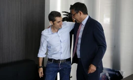 HLV Ernesto Valverde đối diện tương lai bất định ở Barcelona.