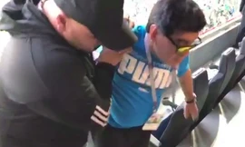Diego Maradona phải nhờ vệ sĩ dìu khỏi SVĐ.