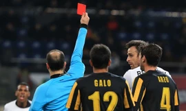 Berbatov nhận thẻ đỏ lần đầu tiên sau 14 năm.