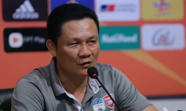 HAGL thua trận, HLV Nguyễn Quốc Tuấn đổ lỗi cho mặt sân.