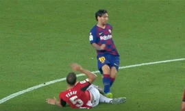 Pha vào bóng thô bạo của Messi với Yeray.