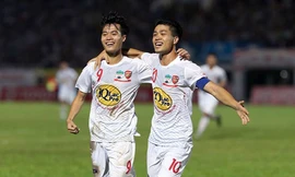 Văn Toàn (trái) sẽ sang thi đấu cho CLB Mito Hollyhock ở mùa giải tới.