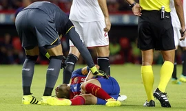 Andres Iniesta dính chấn thương trong trận đấu với Sevilla.