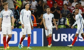 Sự tiếc nuối hằn lên trên gương mặt các cầu thủ Anh sau khi trọng tài kết thúc trận đấu.