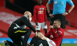 Luke Shaw dính chấn thương ở cổ chân.