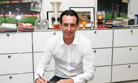 HLV Emery trong ngày ký hợp đồng với Blanc.