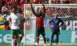 Lukaku ăn mừng cú đúp vào lưới CH Ireland.