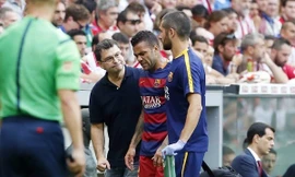 Alves sớm rời sân vì chấn thương.