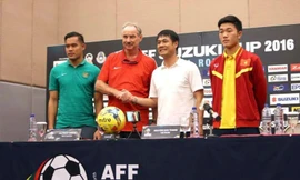  HLV Hữu Thắng và ông thầy cũ Alfred Riedl.