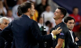 Cristiano Ronaldo nhận thẻ đỏ gây tranh cãi.