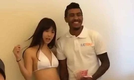 Paulinho tươi cười bên Tsukasa Aoi.