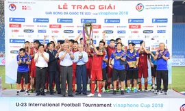 U23 Việt Nam nhận Cup vô địch giải tứ hùng. Ảnh: Như Ý