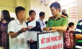 Cận cảnh 1.000 người chen nhau làm hộ chiếu ở TPHCM