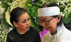 Khánh Ly nghẹn ngào đến viếng nhạc sĩ Nguyễn Văn Đông