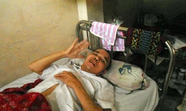 Mặc dù chưa đi được, song anh Hội đã giao tiếp, nói cười rất vui vẻ với mọi người