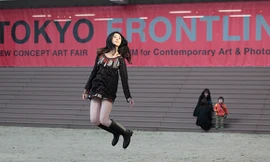 Cô gái bay lơ lửng trên phố