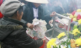 Hai phụ nữ bốc tiền ở hòm công đức trên tháp