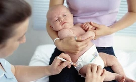 Cha mẹ phân vân chuyện tiêm vắc-xin cho con
