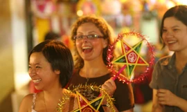 Người trẻ lên phố cổ Hà Nội tìm tết Trung thu xưa