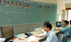 EVN lỗ lớn, lương nhân viên công ty mẹ vẫn khủng. Ảnh: Hồng Vĩnh