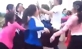 Xôn xao clip nữ sinh dân tộc hỗn chiến trên đường quốc lộ