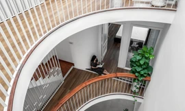 Sử dụng khoảng thông tầng và lam gỗ để nhà phố luôn thoáng mát