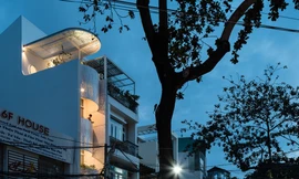 Ngôi nhà thiết kế có mặt tiền uốn cong độc đáo