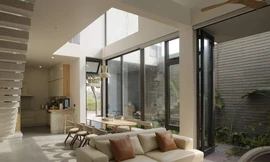 Hành trình từ vườn vào nhà thay đổi định kiến về nhà phố 