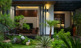 Nhà hướng chính Tây lùi khối nhà về sau nhường chỗ cho sân vườn