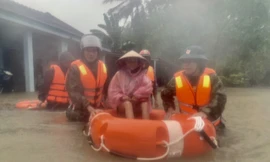 Người dân Quảng Ngãi, Quảng Nam hối hả chạy lũ