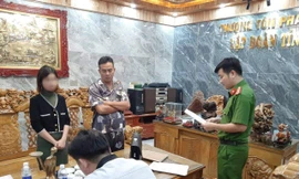 Công an bắt Phan Đình Tín. Ảnh CA