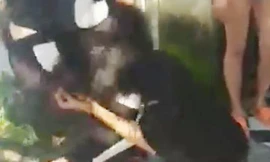 2 thiếu nữ bị đánh dã man, xé áo tại phòng trọ rồi quay clip