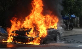 Xe ô tô 4 chỗ bốc cháy ngùn ngụt khi đang lưu thông