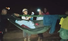 Nhóm thanh niên khiêng cô gái bị đau bụng vượt gần 40km để đưa đi cấp cứu. Ảnh CTV