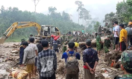 Căng sức tìm kiếm người bị vùi lấp, gấp rút tiếp tế cho 3.000 hộ dân bị cô lập