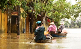 Nước lũ dâng cao ở Hội An
