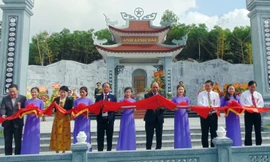 Thủ tướng dự lễ và cắt băng khánh thành công trình tôn tạo,nâng cấp Di tích lịch sử đền thờ liệt sĩ Núi Quế - Anh Linh Đài. ảnh T.C.Đ