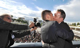 Pháp đưa ra định nghĩa mới về hôn nhân