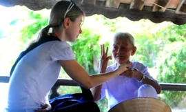 Cụ bà xem bói bằng Tiếng Anh