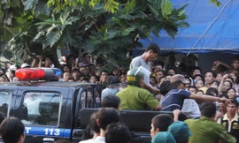 Lực lượng chức năng áp giải Bình lên xe