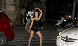 Kiều nữ nhảy sexy bán kẹo, kiếm bạc triệu mỗi đêm