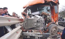 Xe khách đâm xe container, 8 người bị thương