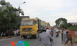 Húc đuôi container, thiếu nữ chết thảm