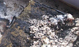 Giường ngủ của anh Hùng bị đốt thành tro.