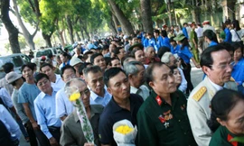 Người dân đến viếng Tướng Giáp ngày càng đông