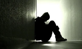 Nam sinh tự tử vì bị bắt cắt tóc